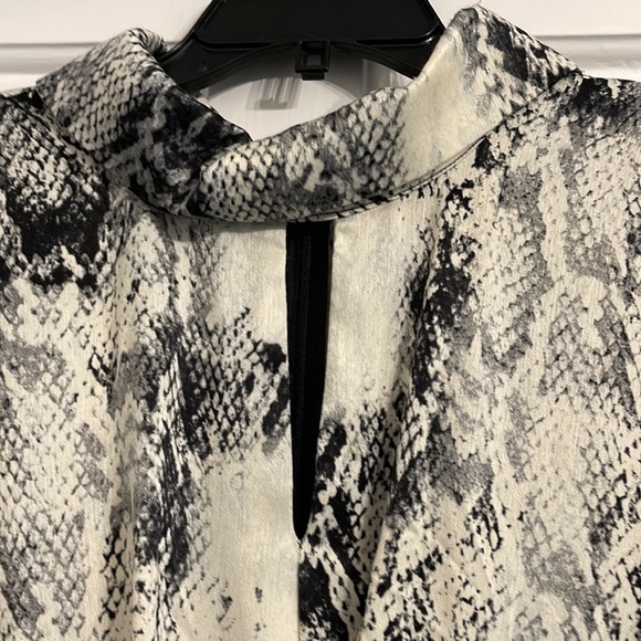 Snake skin pattern knee length dress. Long sleeve - Picture 3 of 4